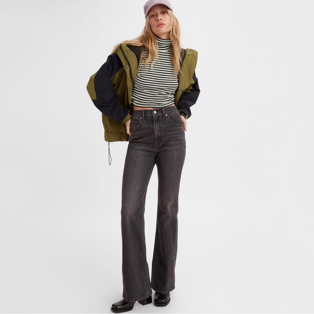 😎Levi’s Premium 70’s high-rise Flares